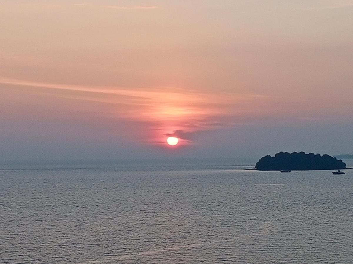 Sunshine Bay Resort Port Dickson Esterno foto